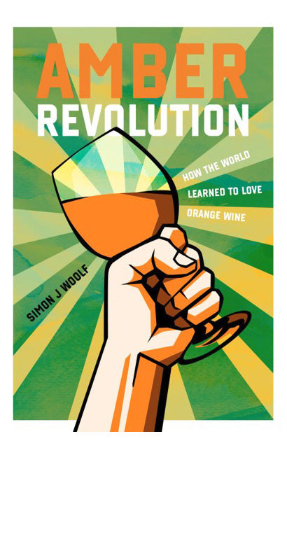 サイモン・ウルフ氏の代表作、世界初のオレンジワイン専門書のアンバー・レボリューションの表紙。オレンジ色のワインが入ったグラスが力強く握られている。